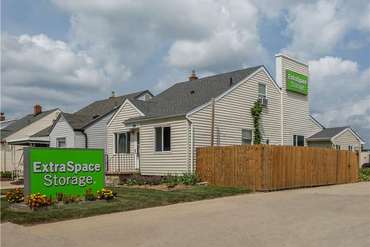 Extra Space Storage - 1928 London Ave Lincoln Park, MI 48146